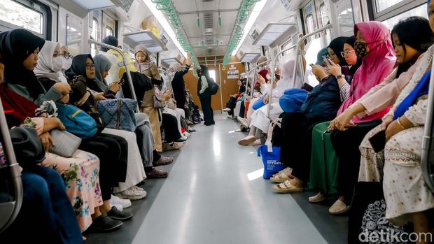 PT KAI Commuter (KCI) pagi ini mulai mengoperasikan kereta rel listrik (KRL) Commuter Line baru. Setidaknya ada sekitar 3 unit baru yang mulai dioperasikan sejak pagi ini, Minggu (1/6/2025).
