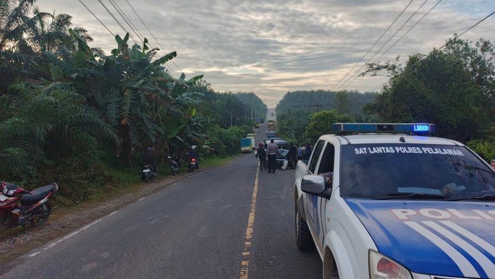 Lokasi kecelakaan maut Land Cruiser vs ambulans di Jalan Lintas Timur Km 86+600 Pelalawan, Riau, pada Minggu, 1 Juni 2025 pagi.