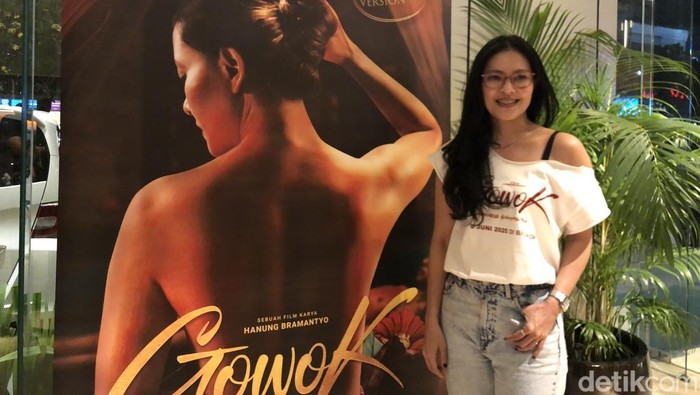 Pemeran utama film Gowok Kamasutra Jawa, Lola Amaria di Empire XXI Kota Jogja, Minggu (1/6/2025) malam.