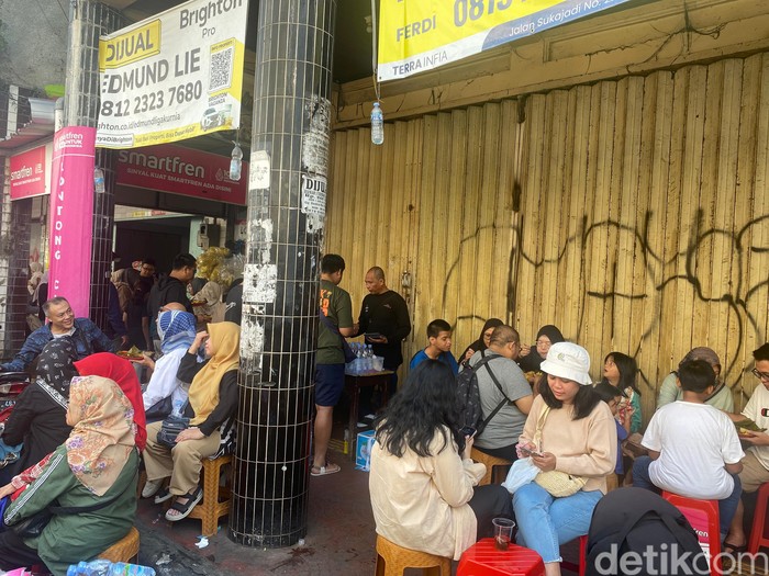 Lontong Cibadak, lontong legendaris yang habis 2.000 buah per hari