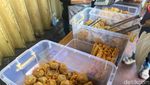 Ngeunah! Lontong Siram dan Pastel Viral yang Ludes 2.000 Per Hari