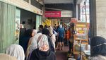 Ngeunah! Lontong Siram dan Pastel Viral yang Ludes 2.000 Per Hari