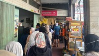 Sang penjual menawarkan lontong satu ini di depan sebuah ruko. Pelanggan harus mengantre untuk memesannya, meskipun panjang tapi waktunya hanya 10-15 menit saja. Foto: detikFood/Yenny Mustika Sari
