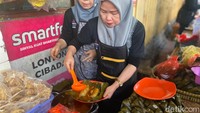 Lontong Cibadak menjadi tempat sarapan favorit di Bandung. Berlokasi di Jalan Cibadak No. 8, Karanganyar, Bandung. Belakangan lontong ini viral di media sosial. Foto: detikFood/Yenny Mustika Sari