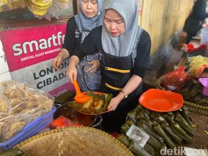 Ngeunah! Lontong Siram dan Pastel Viral yang Ludes 2.000 Per Hari