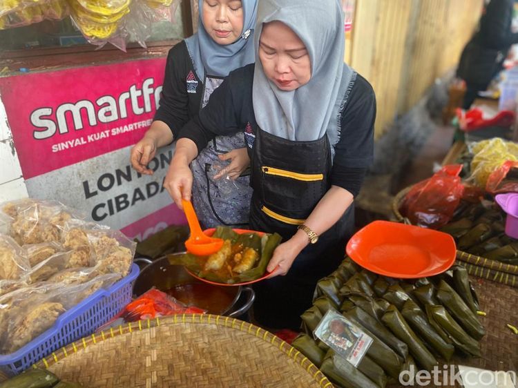 Ngeunah! Lontong Siram dan Pastel Viral yang Ludes 2.000 Per Hari