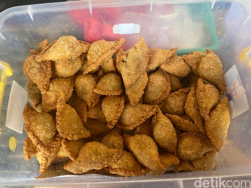 Lontong Cibadak, lontong legendaris yang habis 2.000 buah per hari