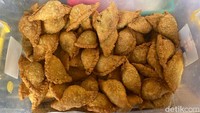 Pastel menjadi camilan yang banyak dipilih untuk pelengkap lontong. Kreasi pastelnya diisi bihun, buncis, dan telur yang padat sekali. Foto: detikFood/Yenny Mustika Sari