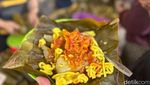 Ngeunah! Lontong Siram dan Pastel Viral yang Ludes 2.000 Per Hari