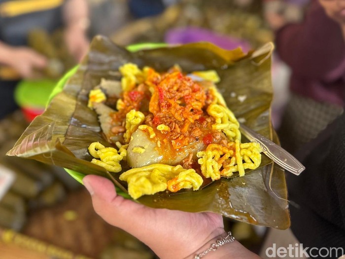 Lontong Cibadak, lontong legendaris yang habis 2.000 buah per hari