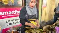 Pilihan lontong di sini ada 3 isian, seperti oncom, kacang, dan ayam. Harga lontong di sini Rp 5.000 - Rp 6.000 per buah. Foto: detikFood/Yenny Mustika Sari