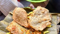 Setelah mencicipinya, Lontong Cibadak ini memiliki karakteristik yang lembut kenyal. Sayangnya, isian lontong ini tak begitu padat. Rasa unik kuah oncomnya tercecap manis agak pedas. Foto: detikFood/Yenny Mustika Sari