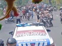 Video: Aksi Polisi Cegat Konvoi Pemotor Hendak Geruduk Markas Polres Lamongan