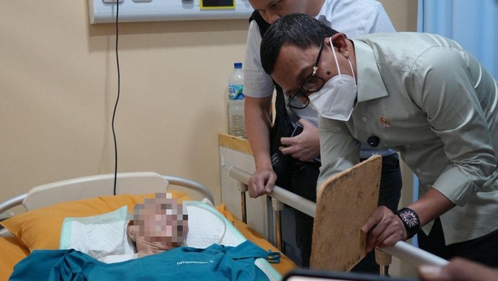 Menteri Pelindungan Pekerja Migran Indonesia (P2MI), Abdul Kadir Karding menjenguk perempuan bernama Sri Wahyuni yang dipulangkan dari Malaysia kemudian dirawat di RS Polri Jakarta Timur.
