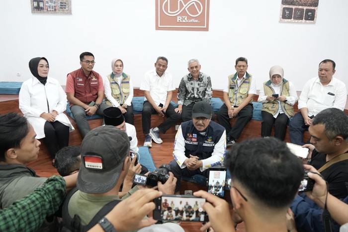 Menteri Sosial Saifullah Yusuf (Gus Ipul) mengecek kesiapan Sekolah Rakyat saat berkunjung ke Balai Latihan Kerja (BLK) Wonosobo, Jawa Tengah, Minggu (1/6/2025).