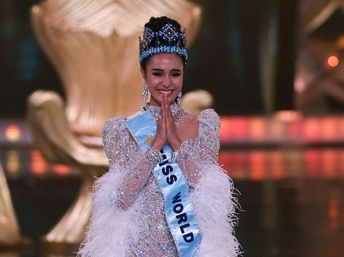 Opal Suchata Chuangsri dari Thailand bereaksi setelah dinobatkan sebagai Miss World oleh pemenang Miss World tahun lalu, Krystyna Pyszkova dari Republik Ceko, pada final Miss World ke-72 di Hyderabad, India, 31 Mei 2025.