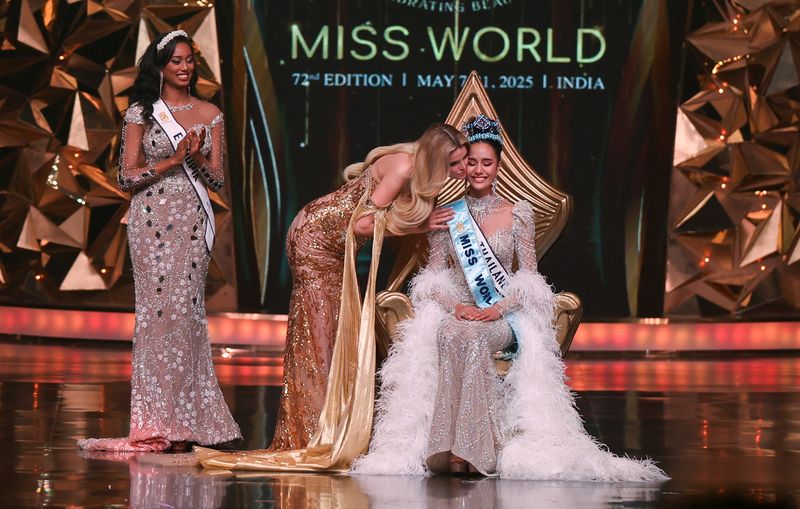 Opal Suchata Chuangsri dari Thailand bereaksi setelah dinobatkan sebagai Miss World oleh pemenang Miss World tahun lalu, Krystyna Pyszkova dari Republik Ceko, pada final Miss World ke-72 di Hyderabad, India, 31 Mei 2025.