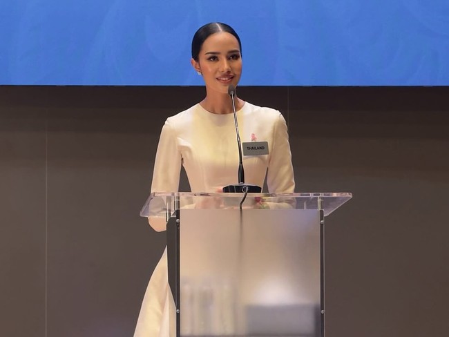 Melalu kampanye ini, dia aktif mengedukasi remaja dan perempuan muda di komunitas terpencil tentang pentingnya deteksi dini kanker payudara, akses kesehatan yang inklusif, dan dukungan mental bagi pasien muda.  Foto: Instagram/@suchaaata