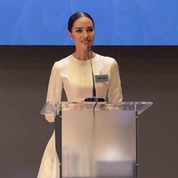 Melalu kampanye ini, dia aktif mengedukasi remaja dan perempuan muda di komunitas terpencil tentang pentingnya deteksi dini kanker payudara, akses kesehatan yang inklusif, dan dukungan mental bagi pasien muda.  Foto: Instagram/@suchaaata