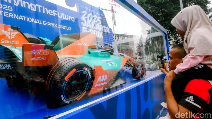 Mobil Formula E Pikat Warga di CFD Replika mobil balap Formula E Gen3 Evo yang dipajang di kawasan Car Free Day (CFD) Sudirman-Thamrin, tepatnya di Bundaran Hotel Indonesia (HI), menjadi pusat perhatian warga
Sejumlah warga melihat dan berfoto dengan replika mobil Formula E GEN3 Evo di kawasan Bundaran Hotel Indonesia (HI), Menteng, Jakarta Pusat, Minggu (1/6).
