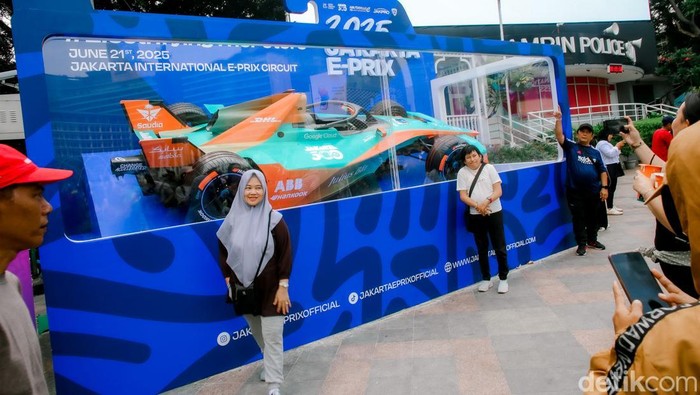 Replika mobil balap Formula E Gen3 Evo yang dipajang di kawasan Car Free Day (CFD) Sudirman-Thamrin, tepatnya di Bundaran Hotel Indonesia (HI), menjadi pusat perhatian warga 

Sejumlah warga melihat dan berfoto dengan replika mobil Formula E GEN3 Evo di kawasan Bundaran Hotel Indonesia (HI), Menteng, Jakarta Pusat, Minggu (1/6).
