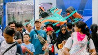 Antusiasme pun terlihat dari kerumunan yang bergiliran mejeng di depan replika mobil cepat tersebut.