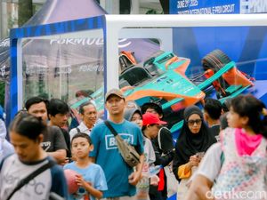 Mobil Formula E Pikat Warga di CFD