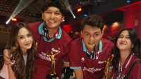 Setelah pertandingan voli, Nyoman Paul berfoto menunjukkan medali dan piala. Di sampingnya ada Keisya Levronka. (Foto: dok Instagram)