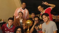 Nyoman Paul habis membawa pulang piala pertandingan voli bersama para musisi lain. (Foto: dok Instagram)