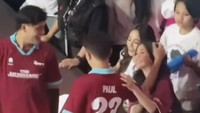 Momen Nyoman Paul bikin baper netizen setelah mengelus kepala dan merangkul Keisya Levronka. Keisya Paul gemes banget, komen @atharyanmaulana. (Foto: dok Instagram)