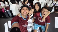 Nyoman Paul ketahuan lengket dengan Keisya Levronka dari unggahan Rizky Febian. Di situ mereka berfoto bersama ditambah Mahalini. (Foto: dok Instagram)