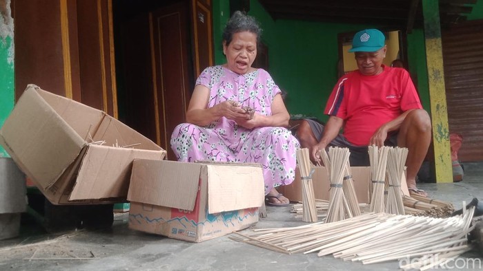 Paikem bersama suaminya, Nandar, membuat tusuk sate di Desa Palar, Klaten, Sabtu (31/5/2025).