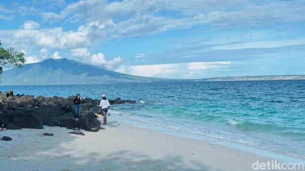 Pantai Pasir Putih Kawalelo di Flores Timur, NTT.