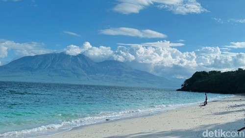 Pantai Pasir Putih Kawalelo di Flores Timur, NTT.