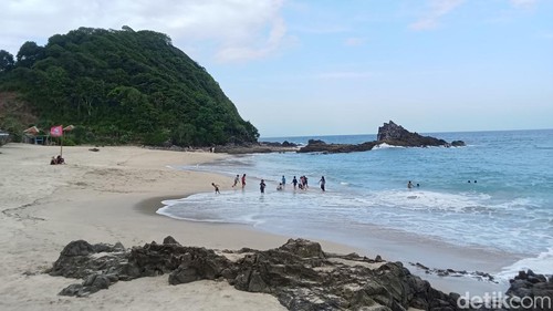 Pantai Wane, yang terletak di Dusun Wane, Desa Tolotangga, Kecamatan Monta, Kabupaten Bima, NTB, Minggu, (1/6/2025). (Dok. Rafiin/detikBali)