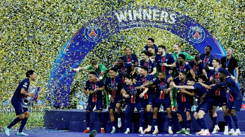 Soccer Football - Champions League - Final - Paris St Germain v Inter Milan - Allianz Arena, Munich, Germany - May 31, 2025 Paris St Germains Marquinhos lifts the trophy as he celebrates with teammates after winning the Champions League REUTERS/Peter Cziborra     TPX IMAGES OF THE DAY