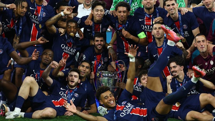 Soccer Football - Champions League - Final - Paris St Germain v Inter Milan - Allianz Arena, Munich, Germany - May 31, 2025 Paris St Germain players celebrate with the trophy after winning the Champions League REUTERS/Kai Pfaffenbach