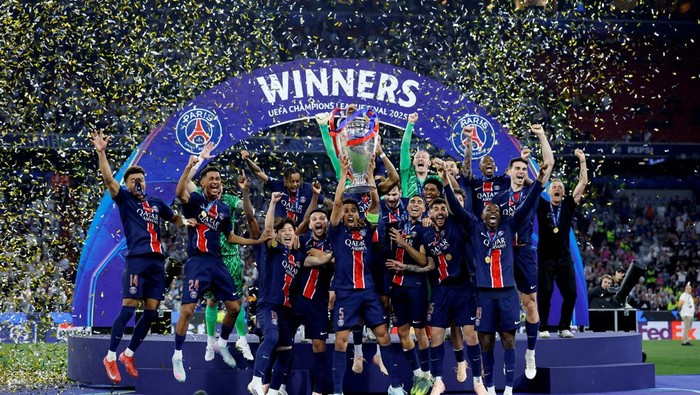 Soccer Football - Champions League - Final - Paris St Germain v Inter Milan - Allianz Arena, Munich, Germany - May 31, 2025 Paris St Germains Marquinhos lifts the trophy as he celebrates with teammates after winning the Champions League REUTERS/Peter Cziborra     TPX IMAGES OF THE DAY