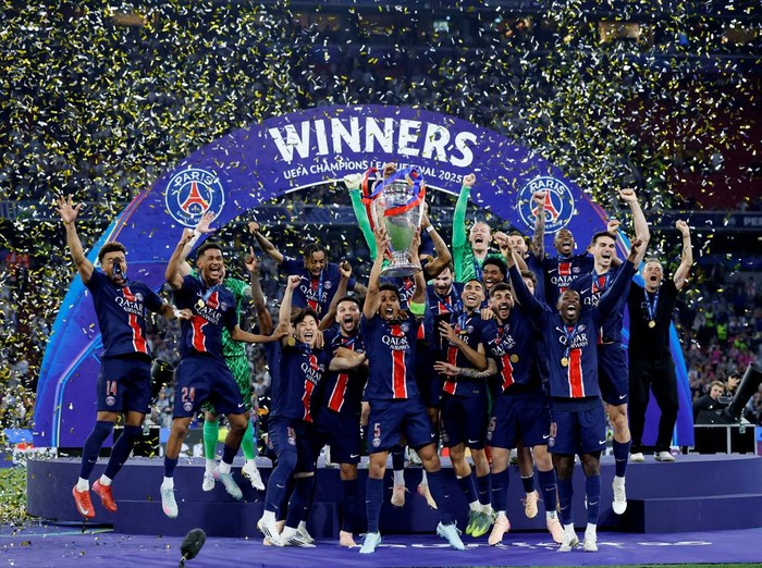 Soccer Football - Champions League - Final - Paris St Germain v Inter Milan - Allianz Arena, Munich, Germany - May 31, 2025 Paris St Germains Marquinhos lifts the trophy as he celebrates with teammates after winning the Champions League REUTERS/Peter Cziborra     TPX IMAGES OF THE DAY