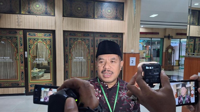 Pelaksana Harian (Plh) Sekretaris Panitia Pelaksana Ibadah Haji (PPIH) Embarkasi Surabaya Sugiyo.