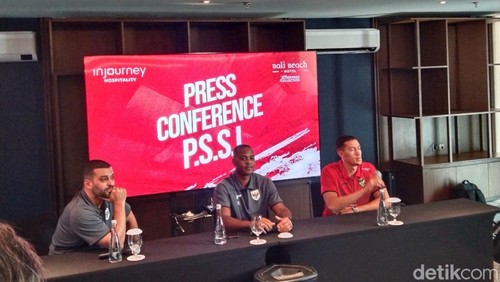 Pelatih Timnas Indonesia Patrik Kluivert (tengah) bersama Jay Idzez (kanan) saat konferensi pers di Bali United Training Center, Pantai Purnama, Gianyar, Bali, Minggu (1/6/2025). (Foto: Krisna Pradipta/detikBali)