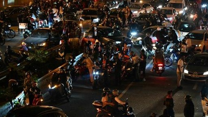 Perayaan suporter klub Paris Saint-Germain (PSG) di Paris.  (Photo by LOU BENOIST / AFP)