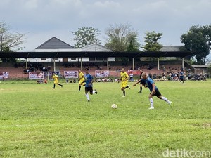 Antusiasnya Warga Saksikan Laga Persib Legend di Sukabumi