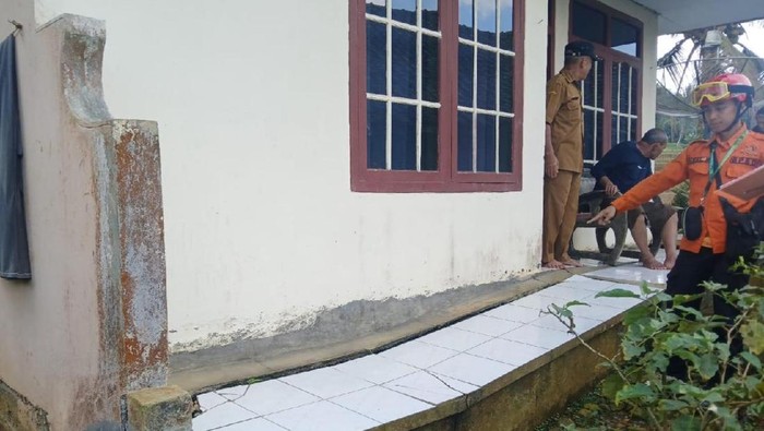 Petugas BPBD Ciamis melakukan asesmen di lokasi bencana pergerakan tanah di Kecamatan Sukamantri.
