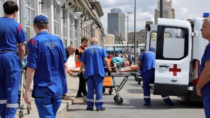 Russian emergency medics take care of injured train passengers upon arrival at Kievsky railway station in Moscow on June 1, 2025. Seven people were killed and dozens injured after a road bridge collapsed onto a railway line in the Bryansk region late on May 31, 2025 due to an explosion, according to Russian investigators, derailing a passenger train heading to Moscow. (Photo by TATYANA MAKEYEVA / AFP)