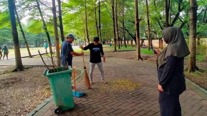 Petugas membersihkan Taman Pakui Sayang di Jalan AP Pettarani Makassar.