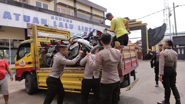 Petugas polisi mengamankan sejumlah motor terlibat konvoi di Lamongan.