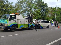 Mobil Tabrak Pembatas Tol Reformasi Makassar hingga Terbalik, Sopir Luka