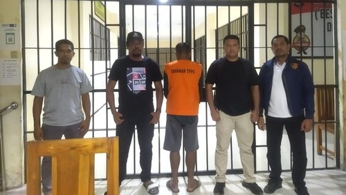 Polisi mengamankan seorang perekrut sembilan calon pekerja migran ilegal bernama Talabau Noeboll alias Adam Nenohai (47) di Mapolda NTT. (Dok. Polda NTT)