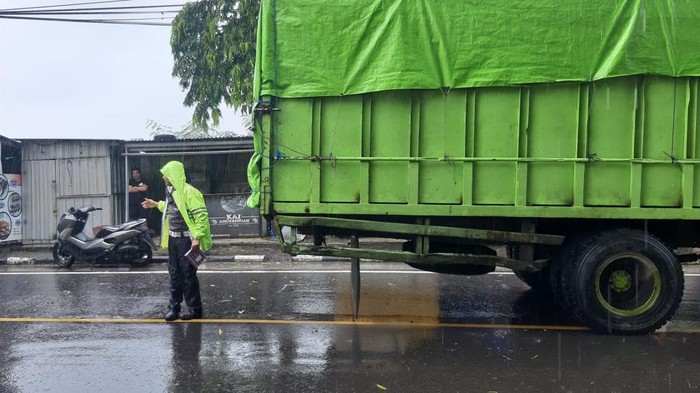 Polisi mengatur lalu lintas di lokasi kecelakaan truk tabrak balita di Parepare.